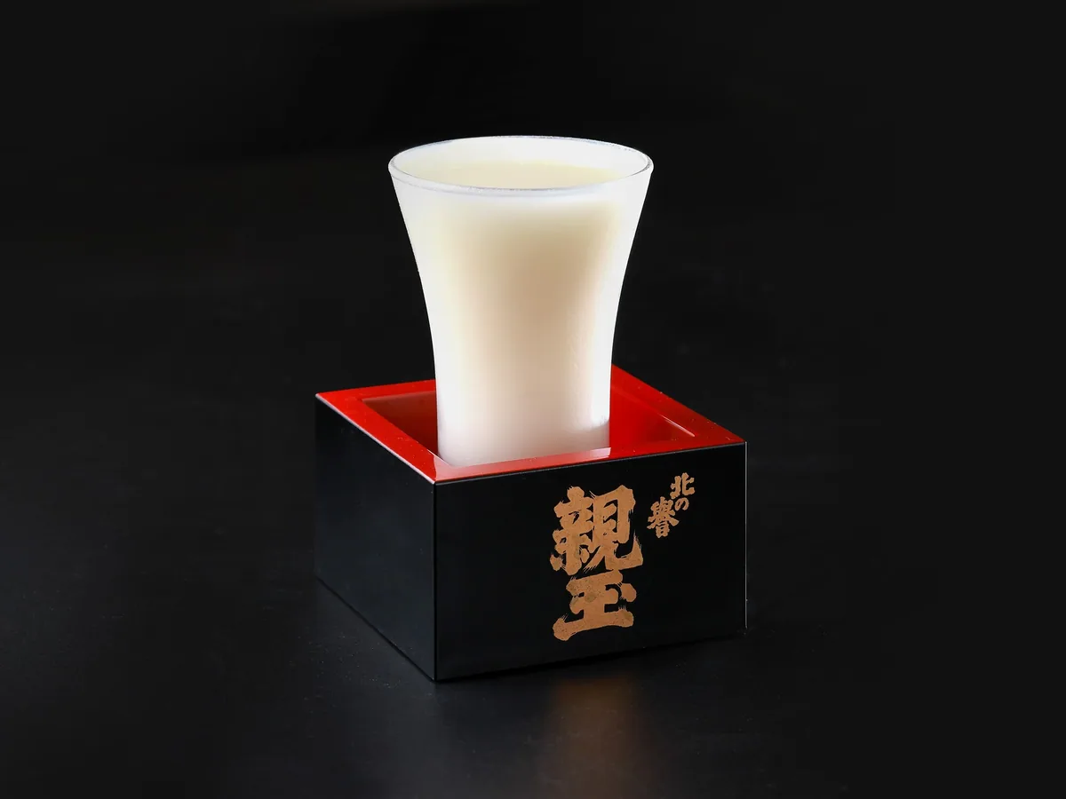 The all-you-can-drink lineup: glasses of draft beer, highball, white wine and oolong tea alongside bottles of Sapporo Black Label and sake