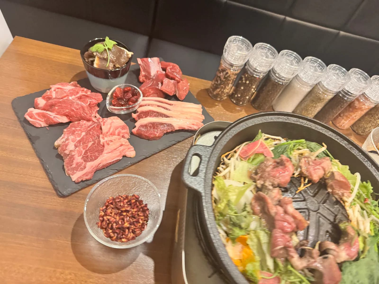 渋谷店のジンギスカン鍋。中央のドーム状の鉄鍋でラム肉を焼き、周囲に野菜を敷く