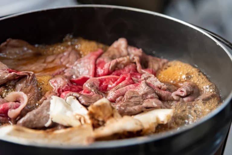 しゃぶしゃぶとすき焼きの違いは何?料理人が教える専用肉の選び方!