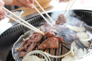 ジンギスカンとは?北海道で広く親しまれる羊肉料理の由来や特徴を徹底解説!