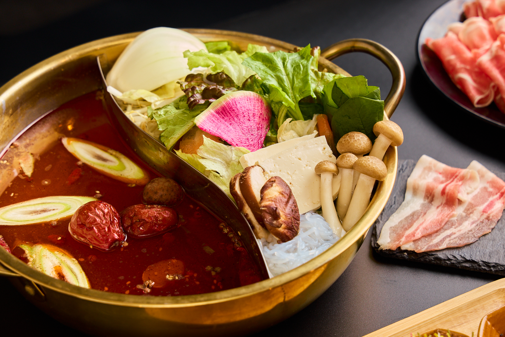 この冬、金の目が提案する“高級麻辣湯火鍋ラムしゃぶ”